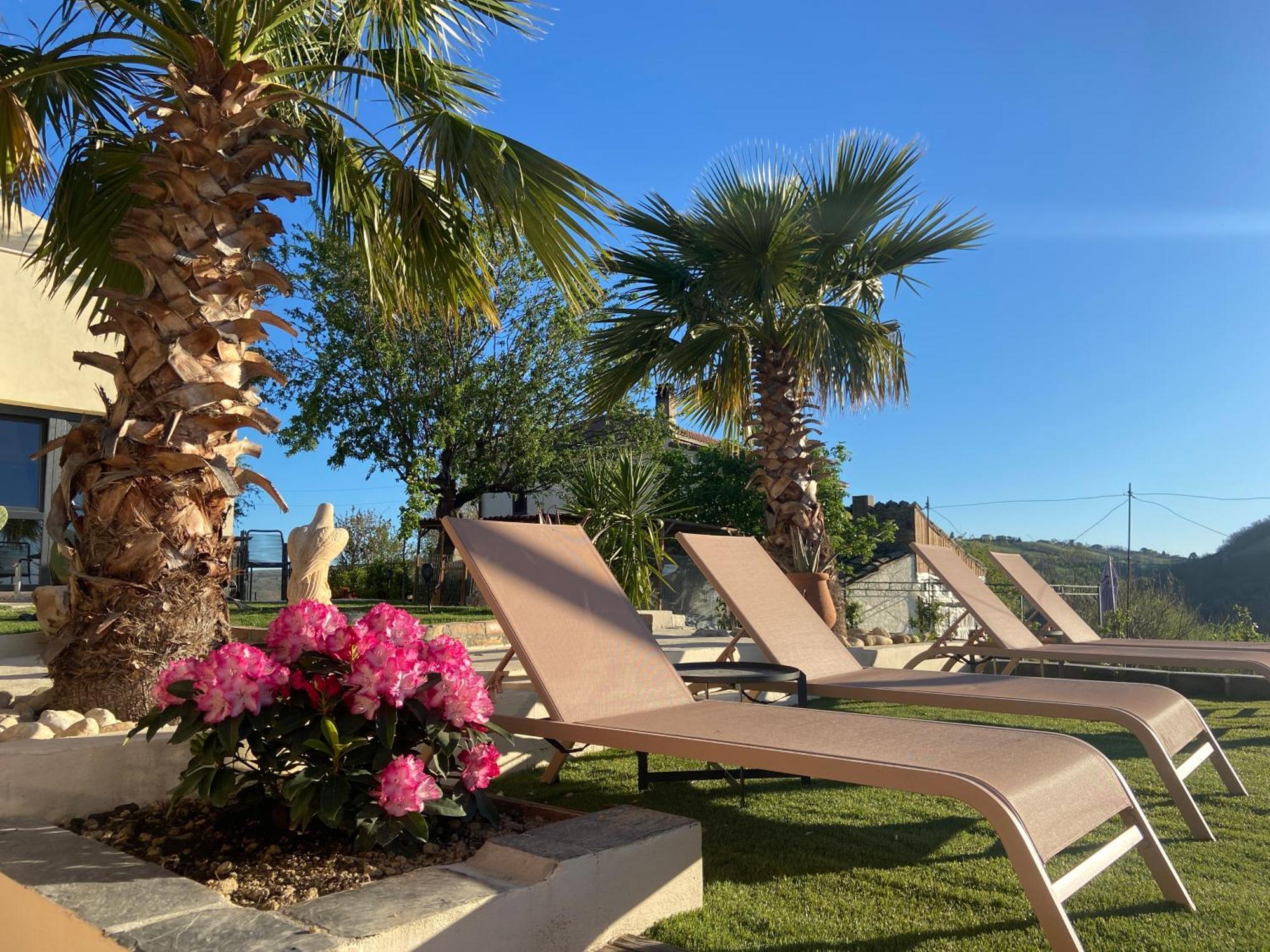 Bed And Adventure Tramontana Resort - Camera Vista Castilenti Exterior photo
